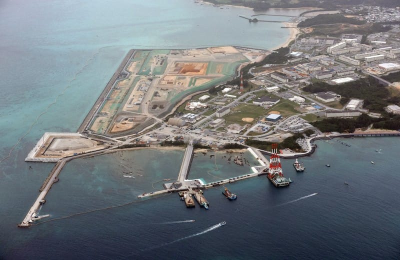 填海造地工程開始約7年後,美軍Camp Schwab南側的沿岸部(上方)已幾乎填滿,東側的大浦灣(前方)也持續進行填海造地工程